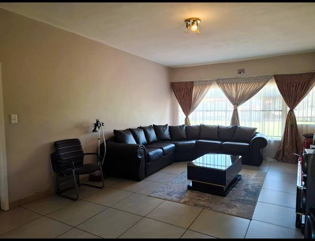 3 BEDROOM FLAT FOR SALE IN THREE RIVERS PROPER